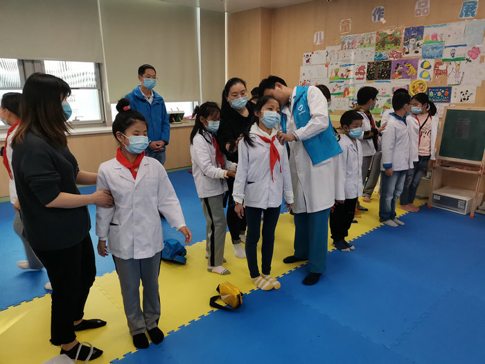 百组家庭体验康复，“正脊未来”持续为青少年健康护航 (2).jpg