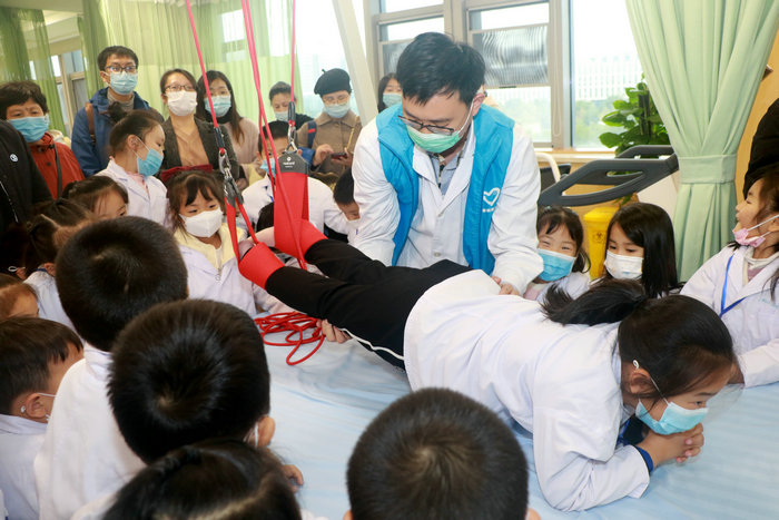 百组家庭体验康复，“正脊未来”持续为青少年健康护航 (3).JPG