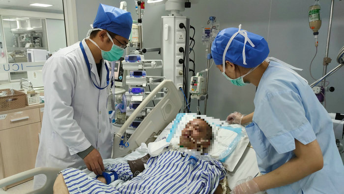 中年男子突发心脏骤停 心脏按压1小时余挽回性命.jpg