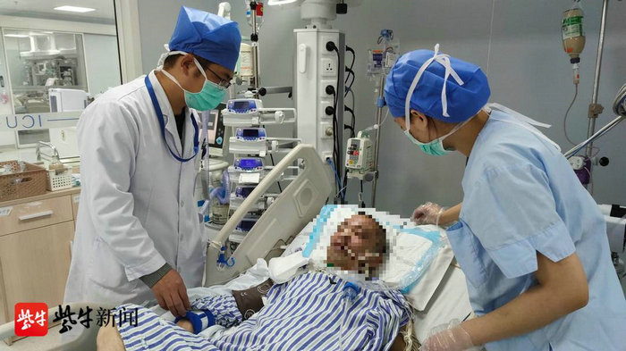 扬子晚报(紫牛新闻):中年男子突发心脏骤停 心脏按压一个多小时挽回性命.jpg 扬子晚报(紫牛新闻):中年男子突发心脏骤停 心脏按压一个多小时挽回性命.jpg