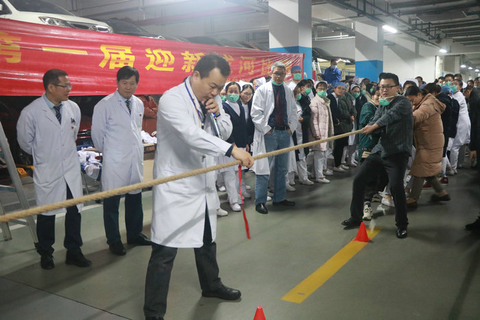 凝心聚力展风采 我院成功举办第一届职工迎新拔河比赛 (1).jpg