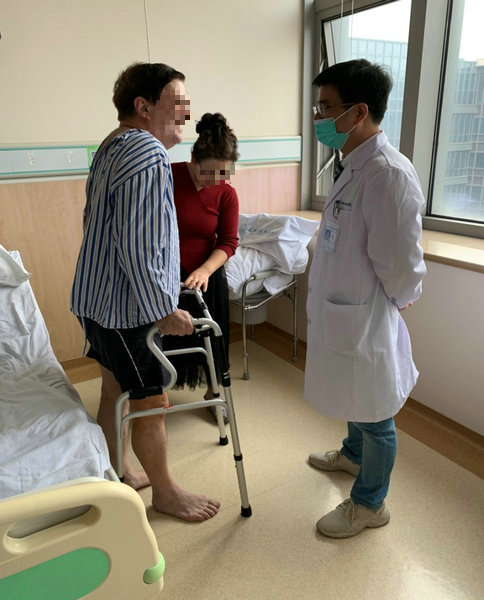 美籍友人病房内邀请护士跳舞：因为他们太好了 我想让他们都Happy2.jpg