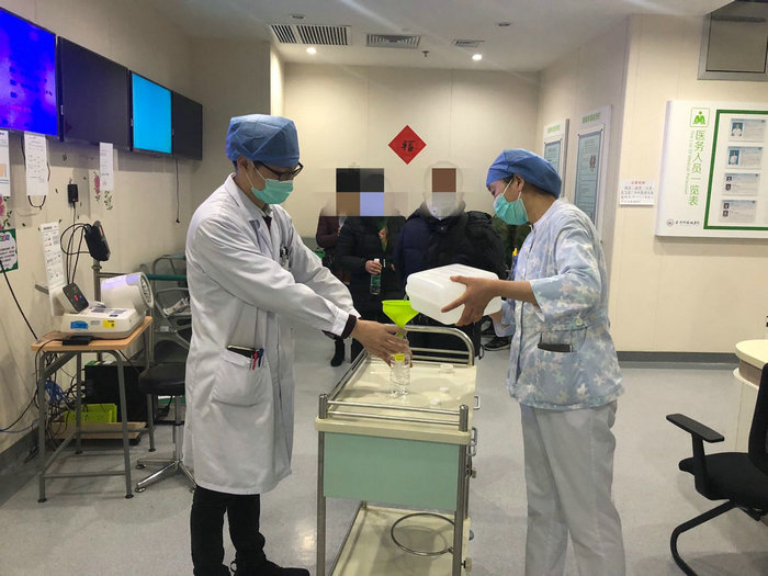 默默的“逆行者”，血透医护为肾友赠送暖心礼.jpg