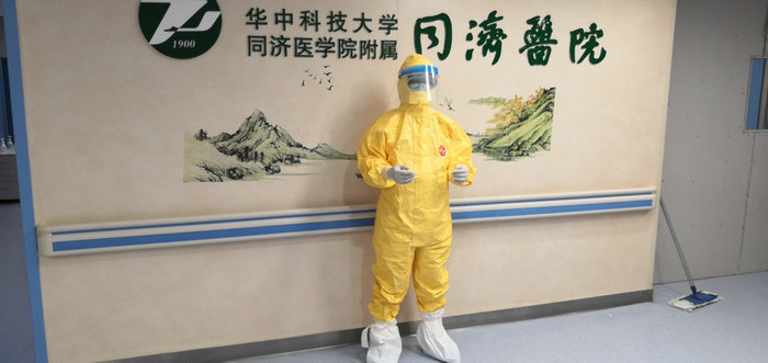 我院援鄂人员今上岗 90后男护写下入党申请书.jpg