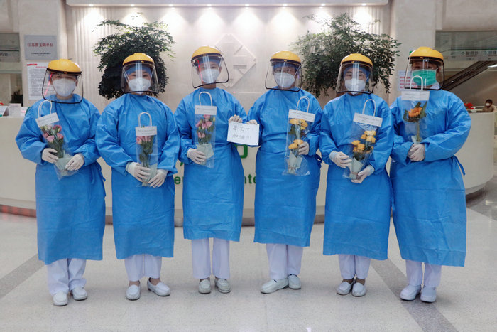 好心人为医务人员送来百束鲜花.jpg