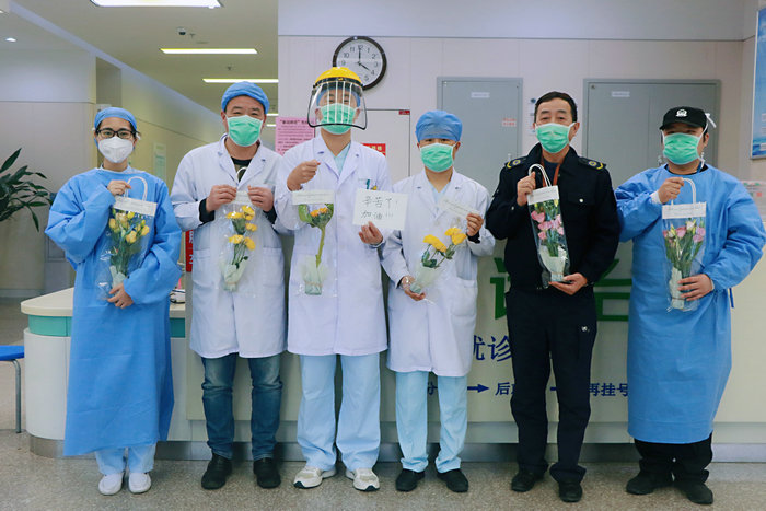 好心人为医务人员送来百束鲜花2.jpg