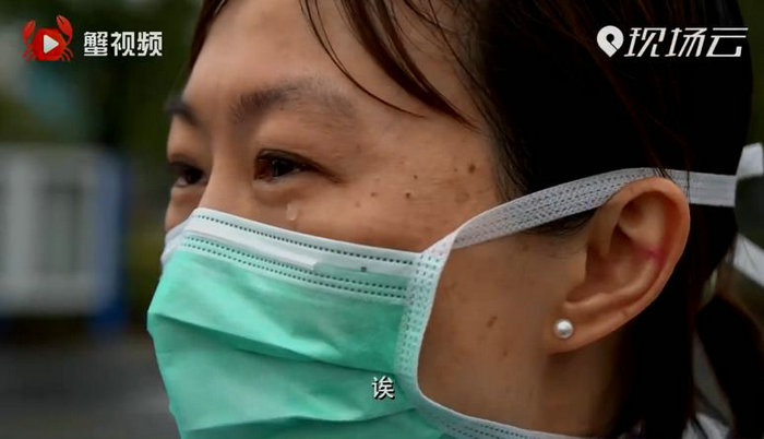 因为战“疫”，医生妈妈只能跟孩子隔桥相望 (3).jpg