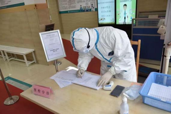 学习强国：“90后”党员、ICU护师：“爱人支持把婚期推迟，我要上前线！”2.jpg
