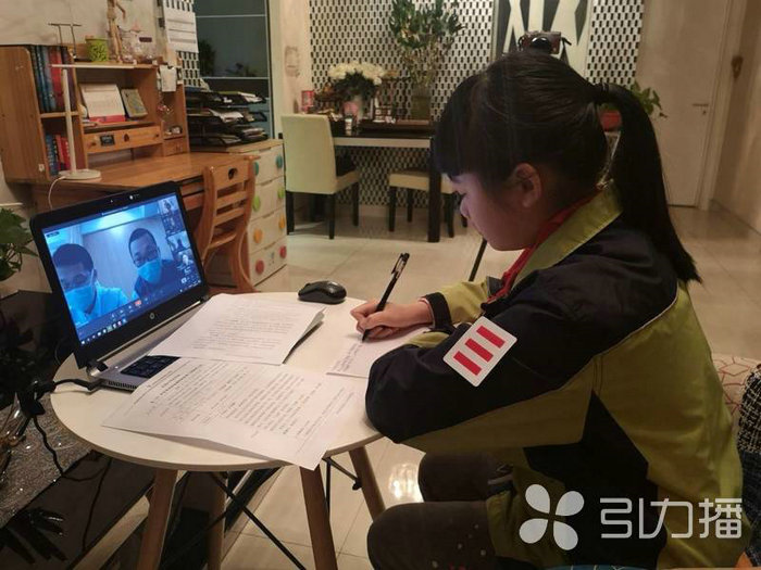 苏报集团（引力播）：三场“云班会”，苏州“红领巾”致敬“疫”线白衣天使.jpg
