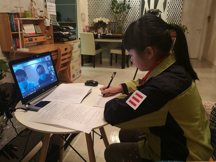 新华日报（交汇点）：“云班会”开启特殊的生活教育 苏州“红领巾”致敬“疫”线白衣天使4.jpg