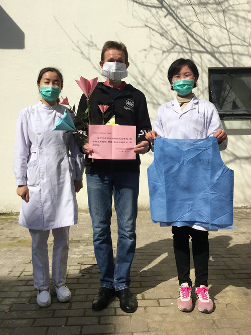  解除医学观察，外籍友人为我院白衣天使创作了首藏头诗.jpg
