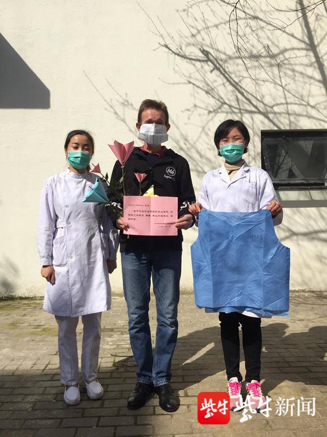 扬子晚报（紫牛新闻）：外籍友人解除医学观察，为白衣天使创作藏头诗.jpg