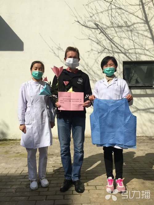 苏报集团（引力播）：解除医学观察，外籍友人为苏州白衣天使创作藏头诗.jpg