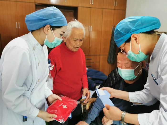 爱在路上，我院开展腹透患者家访关爱行动 (1).jpg