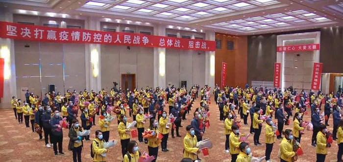 名城苏州：接女儿放学 隔离期将满白衣勇士期待团圆（节选） (1).jpg