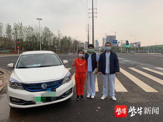 扬子晚报（紫牛新闻）：挥手告别时，苏州护士在防护服上画了辆出租车送给接送她的武汉志愿者.jpg