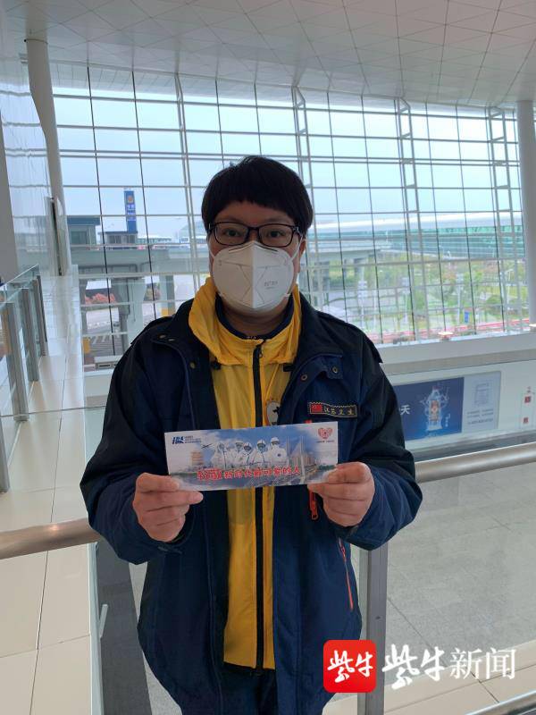 扬子晚报（紫牛新闻）：挥手告别时，苏州护士在防护服上画了辆出租车送给接送她的武汉志愿者2.jpg