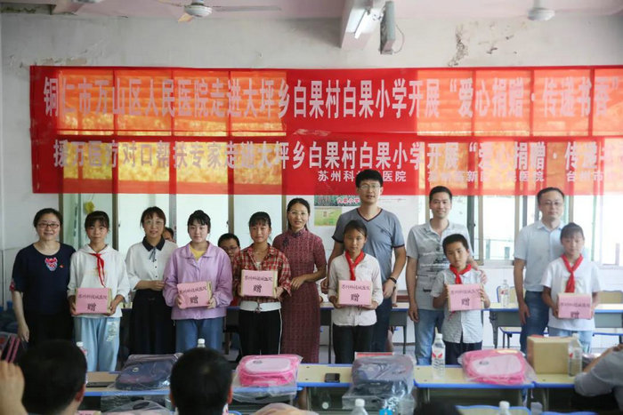 暖心义诊 奉献爱心——我院援万医疗队在行动 (2).jpg