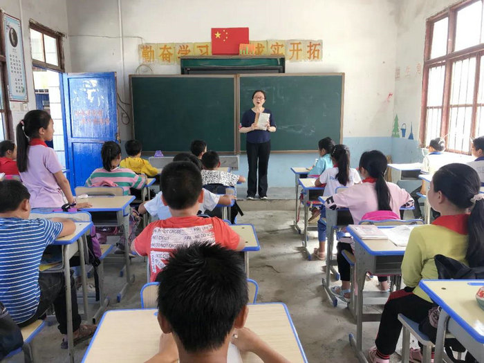 暖心义诊 奉献爱心——我院援万医疗队在行动 (5).jpg