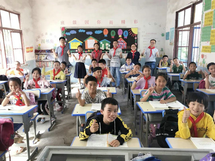暖心义诊 奉献爱心——我院援万医疗队在行动 (4).jpg