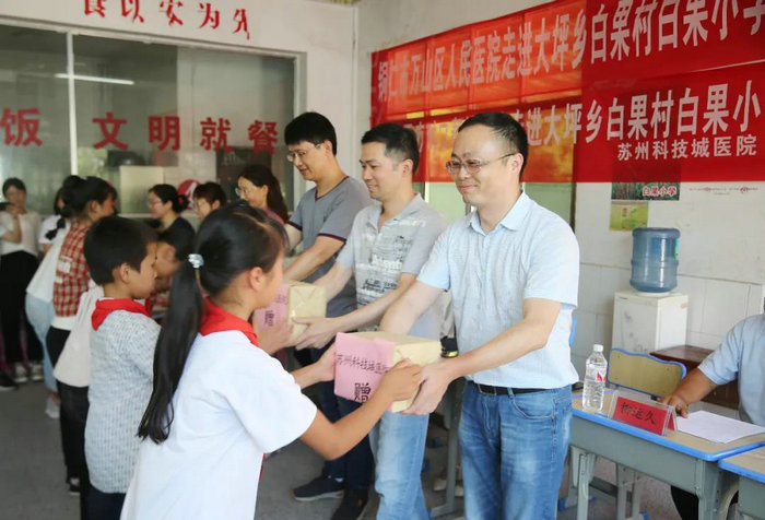 暖心义诊 奉献爱心——我院援万医疗队在行动 (3).jpg