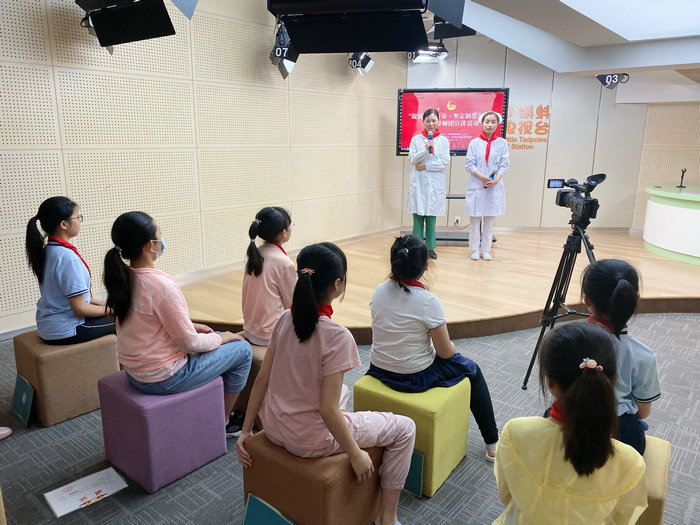 传承抗疫精神 我院疫线医护在学校休业式进行分享.jpg