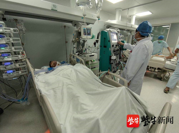 扬子晚报（紫牛新闻）：震惊！苏州一男子在家清洗油烟机竟住进了ICU.jpg