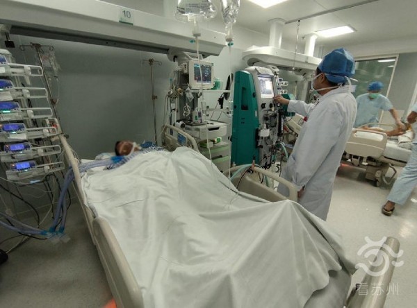 看苏州：苏州一男子在家清洗油烟机，竟洗进ICU，只因用了……2.jpg