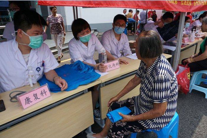 我院 “医路同行，共筑健康”义诊走进华通花园一区 (2).JPG