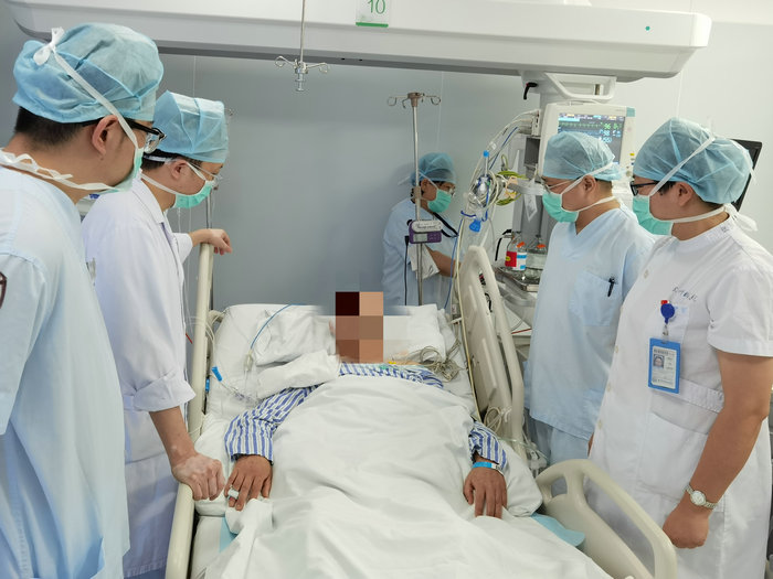 精心治疗护理 一中毒患者由ICU转入普通病房.jpg