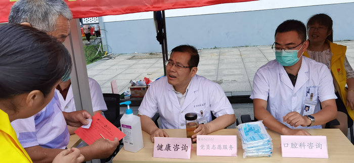 第二党支部开展“健康夕阳红、幸福永相伴”社区健康义诊服务.jpg