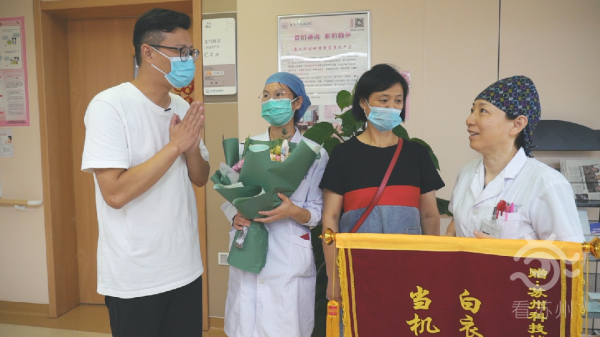 新华社：生命的托举！孕妇脐带脱垂，苏州医生跪地托举17分钟！.png
