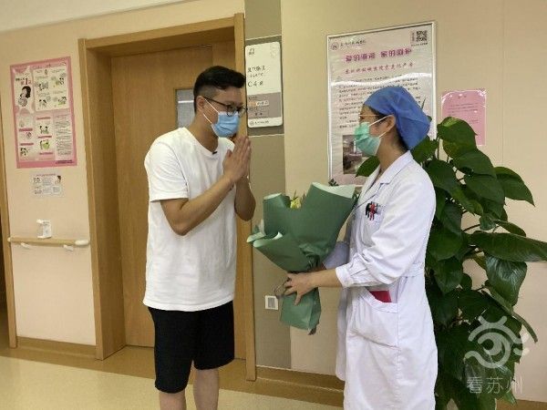 新华社：生命的托举！孕妇脐带脱垂，苏州医生跪地托举17分钟！8.jpg
