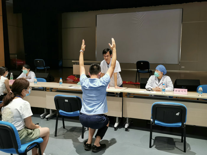 医路同行、共筑健康 我院义诊走进江苏审协 (2).jpg