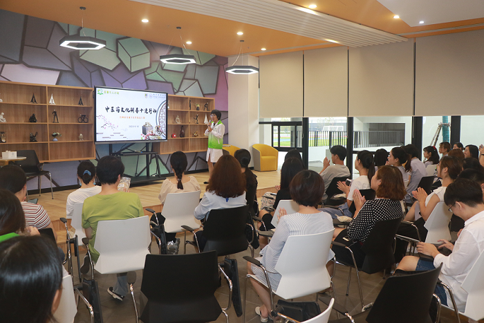 致敬教师 中医药进校园送上健康礼包 (1).png