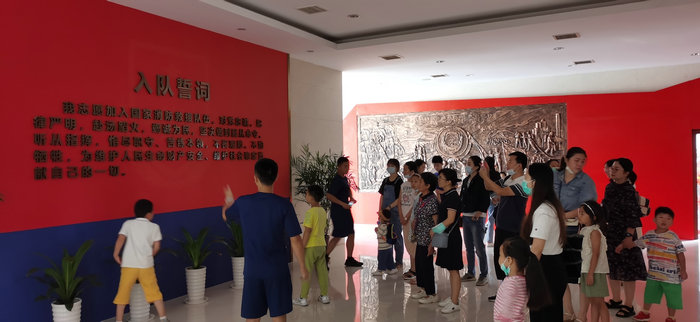  迎国庆、保安定、促和谐——第六党支部牵手医二代参观消防救援大队 (2).jpg