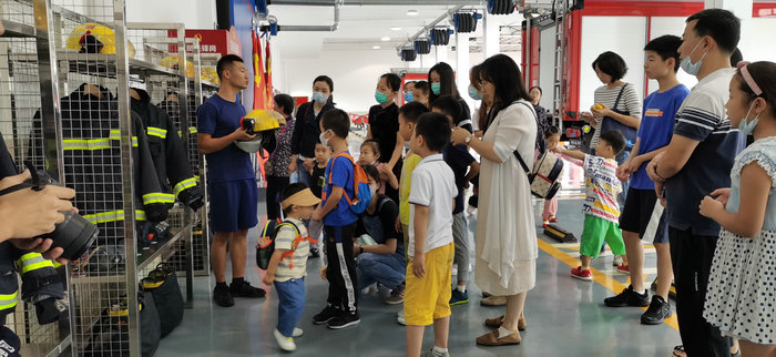  迎国庆、保安定、促和谐——第六党支部牵手医二代参观消防救援大队 (3).jpg