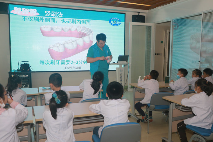迎接爱牙日 我院开展“小小牙医”医学体验活动 (1).JPG