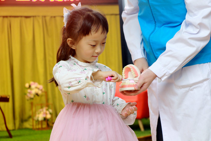 师生一起学护牙 爱牙科普讲座走进龙惠幼儿园 (3).JPG