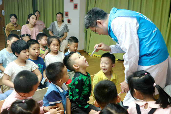 师生一起学护牙 爱牙科普讲座走进龙惠幼儿园 (4).JPG
