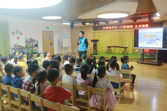 师生一起学护牙 爱牙科普讲座走进龙惠幼儿园 (1).JPG