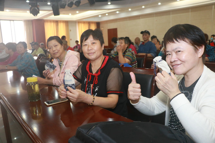 助残公益行 我院科普义诊走进市残疾人活动中心 (3).JPG