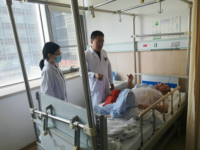 苏州男子疾病缠身 或因长期服用激素类药物.jpg