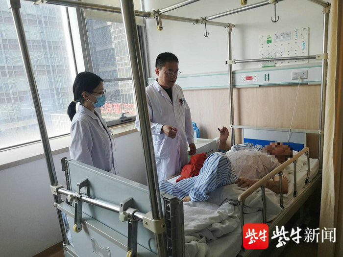 扬子晚报（紫牛新闻）：苏州一男子疾病缠身 或因长期服用激素类药物.jpg