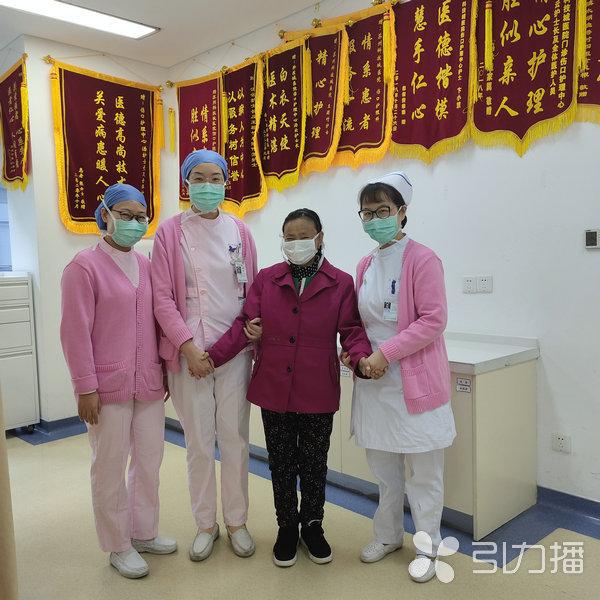 苏报集团（引力播）：苏州阿姨患慢性骨髓炎 护师“用爱握手”超暖心.jpg