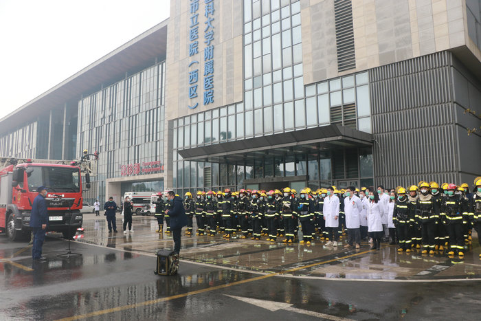 我院举行灭火救援实战拉动演练 筑牢安全防火墙 (4).jpg