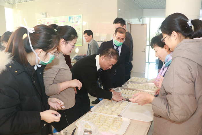 笑迎新起点，我院成功举办第三届职工包馄饨比赛 (1).JPG