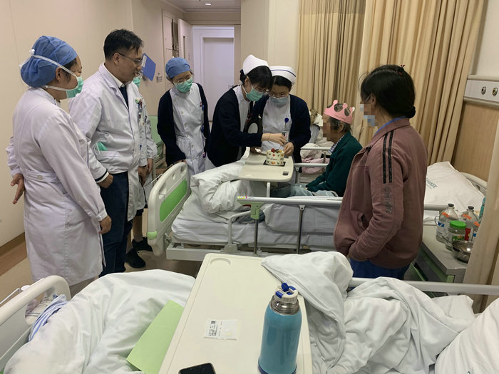 “你们真个好” 90高龄阿婆舌体肿瘤 这波服务真暖心 (1).jpg