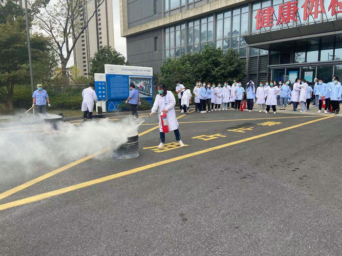 我院开展实习生灭火疏散演练及灭火器使用培训3.jpg