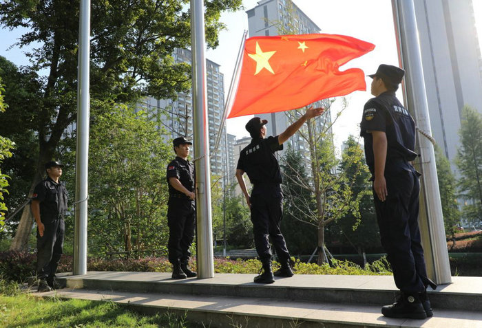 国庆升旗，献礼祖国母亲72周岁华诞2.JPG